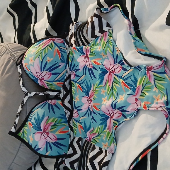2piece Swimsuit - Picture 2 of 2